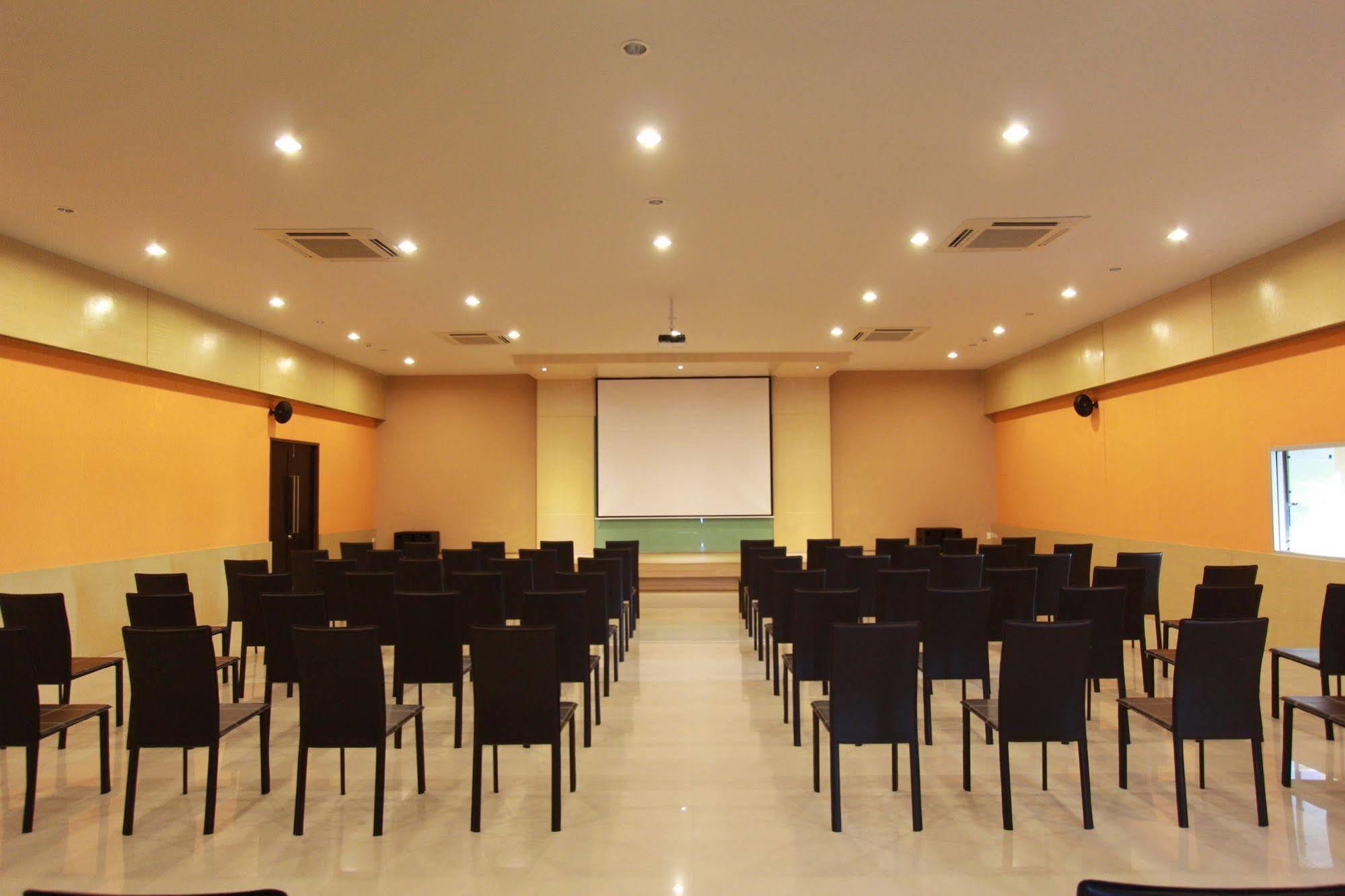 Trendy Hotel Nakhon Pathom Esterno foto